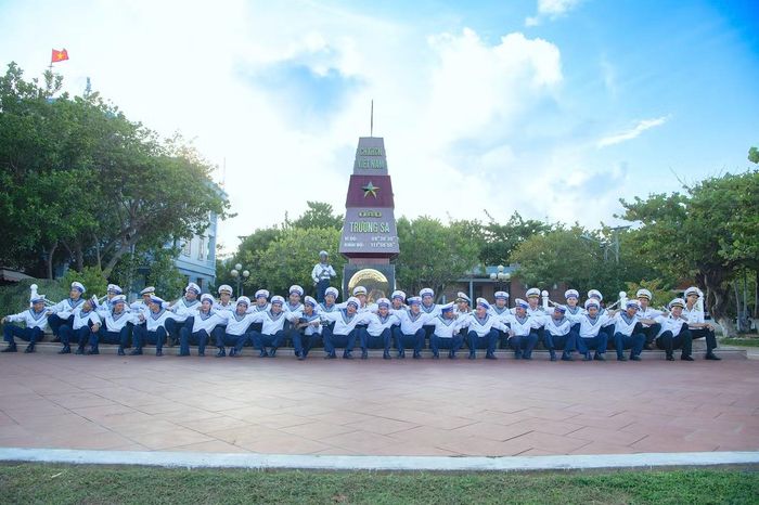 Chiến sĩ đảo Trường Sa vui văn nghệ sau giờ huấn luyện.