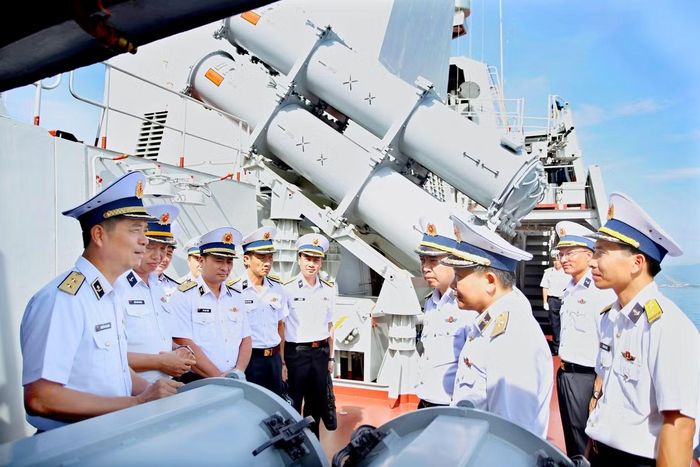 Phó Đô đốc Nguyễn An Phong - Bí thư Đảng ủy, Chính ủy Hải quân, kiểm tra công tác sẵn sàng chiến đấu tại đơn vị tàu mặt nước thuộc Vùng 4 Hải quân.