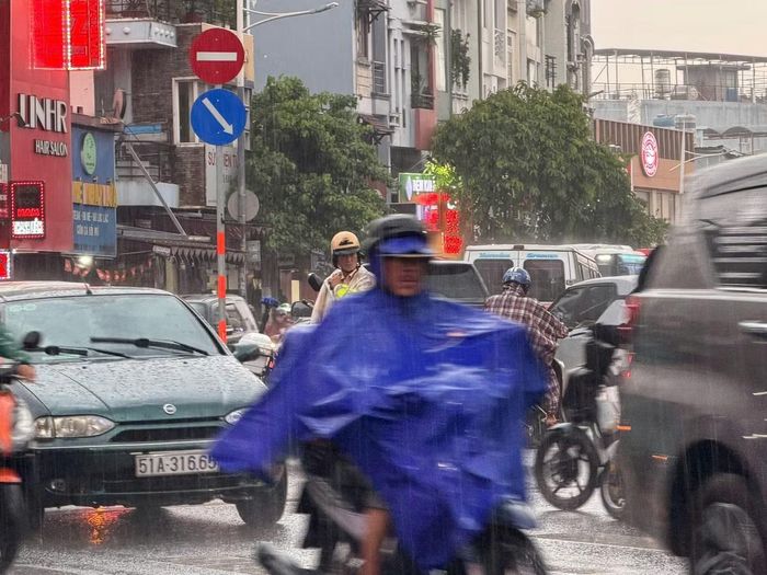 Nhiều nơi ở TPHCM xuất hiện mưa "trắng trời" trong giờ cao điểm chiều 5/5. Ảnh: A.X.
