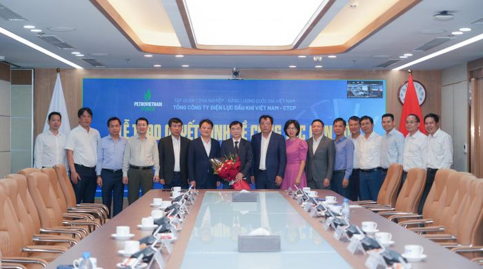 Lãnh đạo Petrovietnam và lãnh đạo PV Power chúc mừng tân Phó Tổng Giám đốc PV Power Vương Thế Lực.