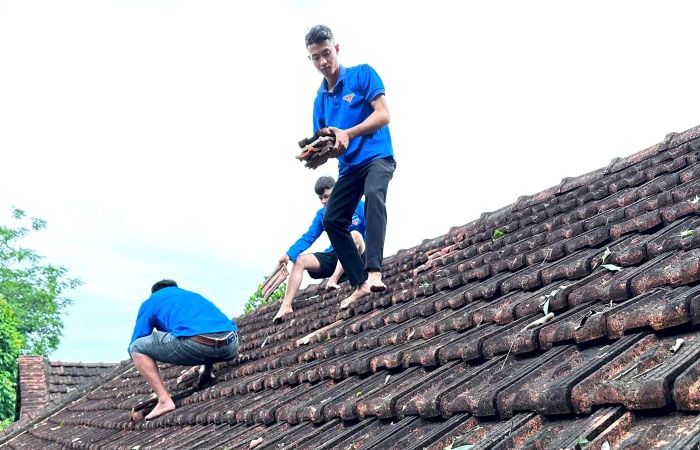 Đoàn viên thanh niên giúp dân sửa chữa nhà cửa sau dông lốc.