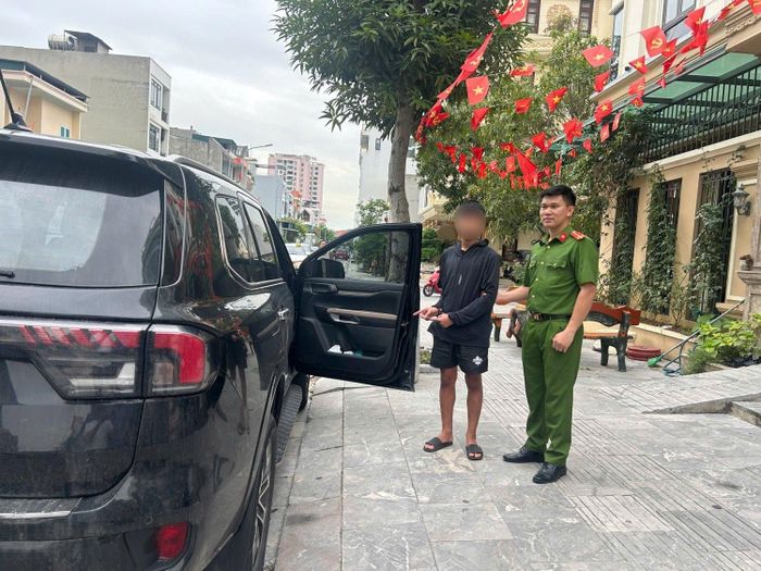 Đối tượng Vũ Hồng Phúc tại hiện trường nơi thực hiện hành vi trộm cắp tài sản trên xe ô tô.