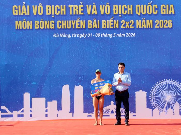 Ông Đào Xuân Chung, Phụ trách bộ môn Bóng chuyền/Cục TDTT, Phó Tổng thư ký liên đoàn Bóng chuyền Việt Nam trao giải cho VĐV nữ Xuất sắc nhất giải Vô địch trẻ quốc gia Trần Thị Hồng Tuyết của đội Thành phố Hồ Chí Minh 1.