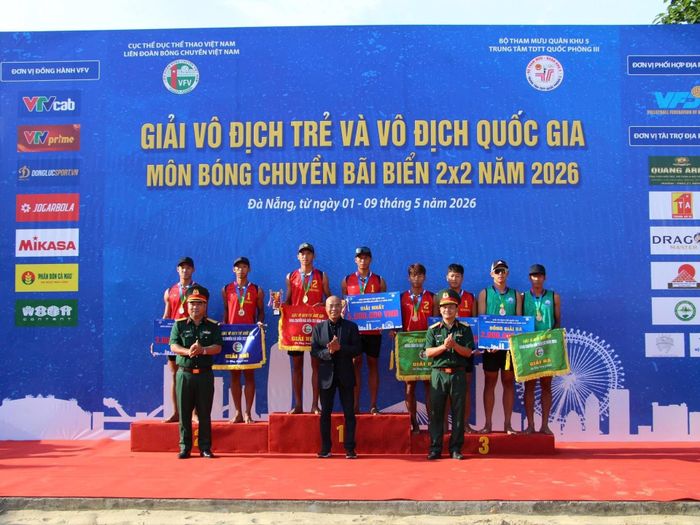 Ban Tổ chức trao giải Nhất, Nhì, Ba cho các đội đạt thành tích cao tại Giải Vô địch trẻ quốc gia.