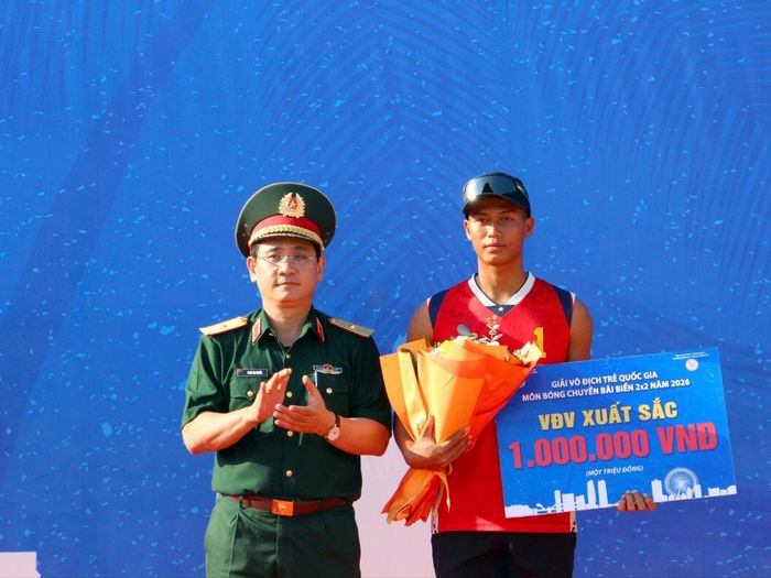 Thiếu tướng Phan Đại Nghĩa – Phó Tư lệnh kiêm Tham mưu trưởng Quân khu 5 trao cho VĐV nam Xuất sắc nhất giải Vô địch trẻ quốc gia Chanh Sa May của Đội Quân khu 5 2.