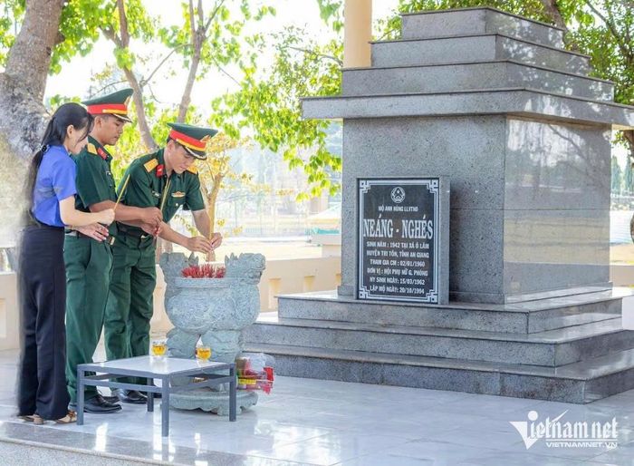 Ngày giỗ của Anh hùng Lực lượng vũ trang Nhân dân Neáng Nghés luôn có các tổ chức đoàn thể đến thắp nén hương tưởng nhớ