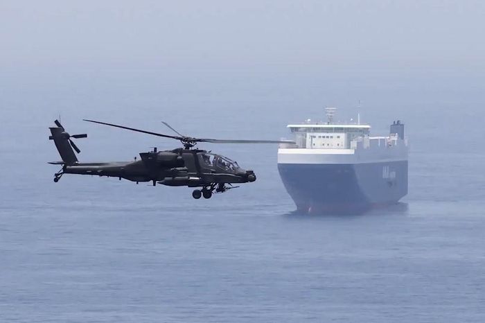 Trực thăng AH-64 Apache theo dõi tàu hàng gần eo biển Hormuz. Ảnh: CENTCOM