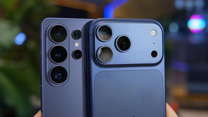 Apple áp dụng mức phí cố định rõ ràng cho từng loại hư hỏng, trong khi bảng giá sửa chữa của Samsung thiếu ổn định. Ảnh: PhoneArena