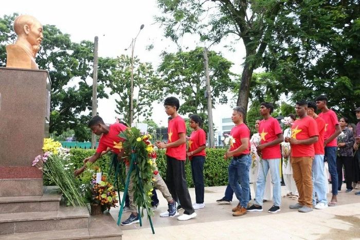 Các em học sinh lớp Tiếng Việt đặt vòng hoa tại Tượng Chủ tịch Hồ Chí Minh tại thủ đô Colombo nhân dịp kỷ niệm 135 năm ngày sinh của Người. Nguồn: Đại sứ quán Việt Nam tại Sri Lanka