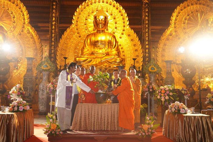 Lễ rước cây bồ đề thiêng từ Sri Lanka về Việt Nam, trồng tại chùa Bái Đính. Ảnh: Thúy Tình