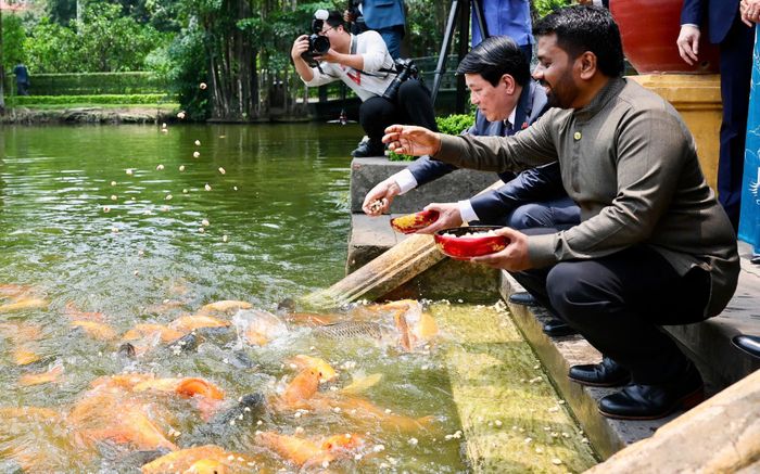 Tổng thống Sri Lanka Anura Kumara Dissanayaka tham quan Khu di tích Chủ tịch Hồ Chí Minh trong khuôn viên Phủ Chủ tịch. Ảnh: Phạm Hải