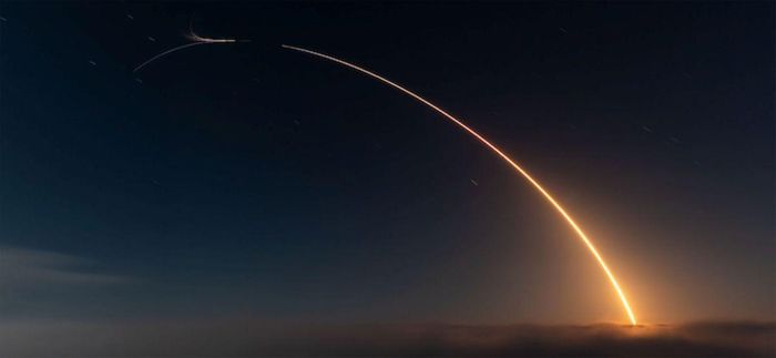 Bức ảnh chụp vệt sáng của tên lửa Falcon 9 thuộc tập đoàn SpaceX trong sứ mệnh CAS500-2, được phóng từ Căn cứ Lực lượng Không gian Vandenberg ngày 3/5. Ảnh: SpaceX/spaceflightnow.com