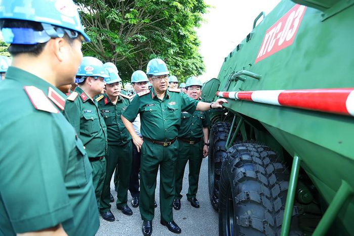 Thượng tướng Phạm Hoài Nam kiểm tra tiến độ thiết kế, chế tạo xe thiết giáp chở quân chiến đấu XTC-03. Ảnh: Mạnh Hùng/Cổng TTĐT Bộ Quốc phòng