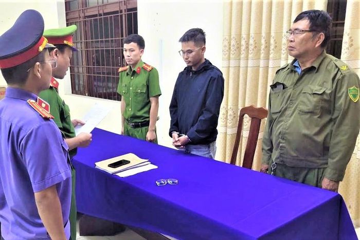 Công an đọc lệnh khởi tố, bắt tạm giam tài xế Võ Nguyễn Duy An. Ảnh: T.A