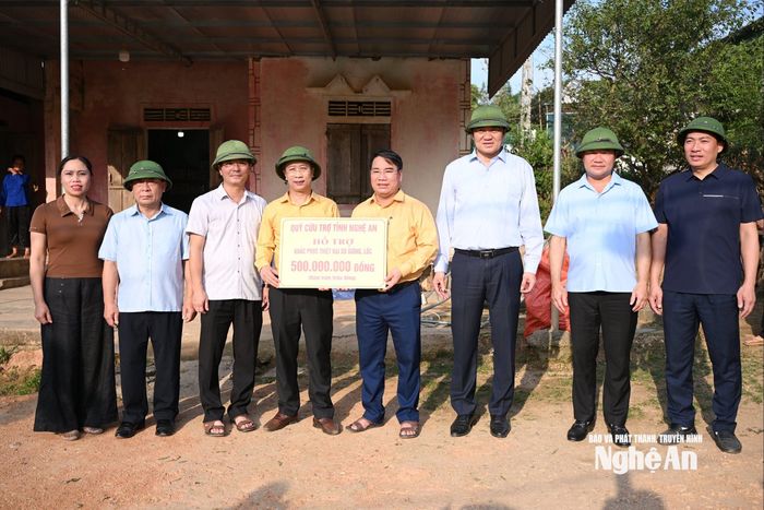 Ủy ban MTTQ Việt Nam tỉnh Nghệ An trao 500 triệu đồng hỗ trợ xã Mậu Thạch khắc phục hậu quả thiên tai. Ảnh: Thành Cường