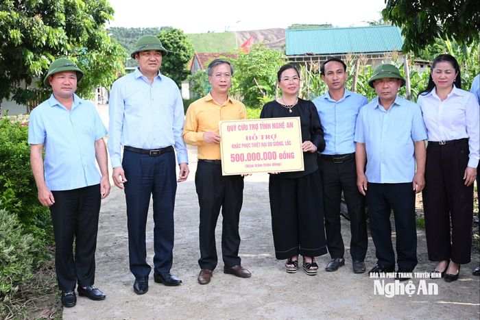 Ủy ban MTTQ Việt Nam tỉnh Nghệ An cũng đã trao 500 triệu đồng hỗ trợ xã Thành Bình Thọ khắc phục hậu quả thiên tai. Ảnh: Thành Cường
