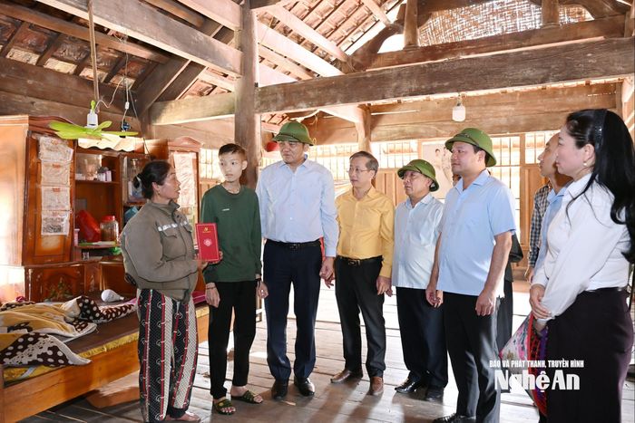 Phó Bí thư Thường trực Tỉnh ủy trao hỗ trợ gia đình bị thiệt hại do thiên tai. Ảnh: Thành Cường