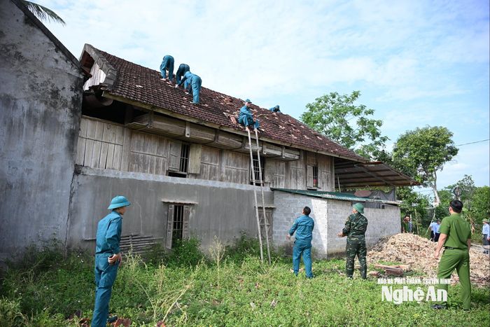 Lực lượng vũ trang hỗ trợ người dân khắc phục hậu quả thiên tai. Ảnh: Thành Cường