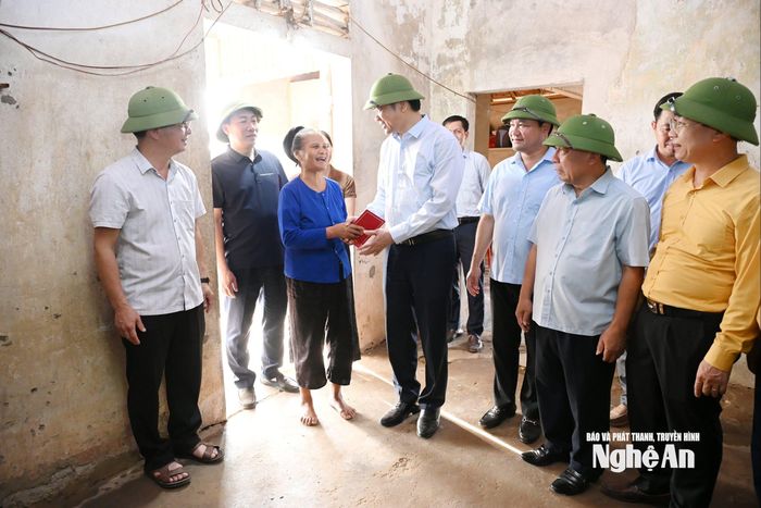 Phó Bí thư Thường trực Tỉnh ủy trao hỗ trợ gia đình bị thiệt hại do thiên tai. Ảnh: Thành Cường