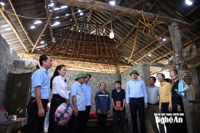 Phó Bí thư Thường trực Tỉnh ủy cùng đoàn công tác hỏi thăm, động viên gia đình bị thiệt hại do mưa đá. Ảnh: Thành Cường