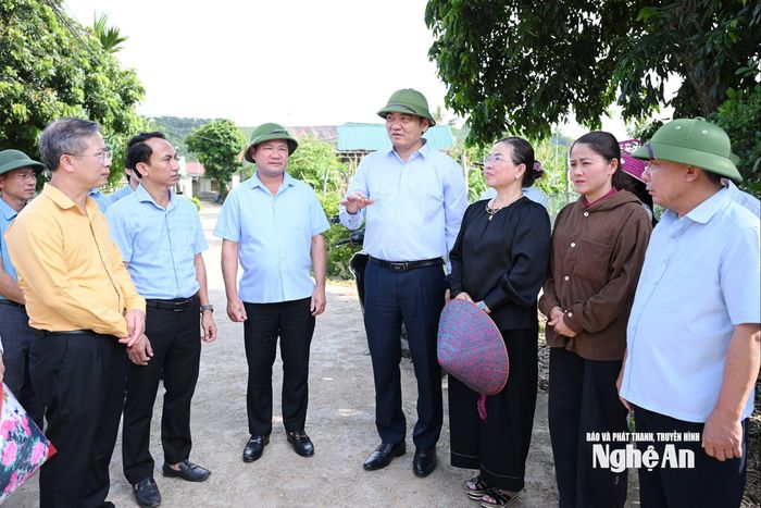 Phó Bí thư Thường trực Tỉnh ủy yêu cầu các địa phương thống kê thiệt hại chính xác, để hỗ trợ kịp thời, đúng đối tượng. Ảnh: Thành Cường
