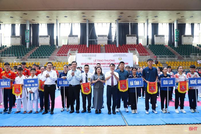 Đại biểu trao cờ lưu niệm cho các đoàn tham dự giải.