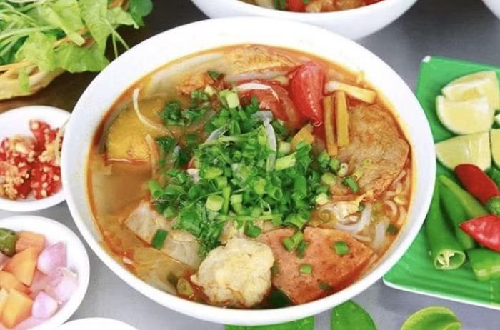 Tô bún chả cá nóng hổi với nước dùng trong và chả cá dai thơm