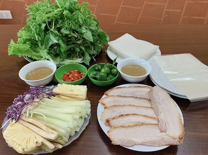 Bánh tráng cuốn thịt heo ăn kèm rau sống và mắm nêm đặc trưng