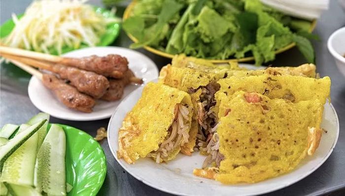 Bánh xèo và nem lụi - món ăn dân dã được nhiều du khách yêu thích