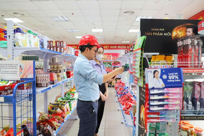  Thời gian tới, Sở Công thương sẽ phối hợp với các ngành hỗ trợ mở rộng hệ thống điểm giới thiệu, gian hàng tiêu thụ sản phẩm OCOP, sản phẩm tiêu biểu của tỉnh tại các KKT, KCN, CCN... Trong ảnh: Một gian hàng bày bán sản phẩm tiêu dùng trong khuôn viên nhà máy Formosa Hà Tĩnh. 