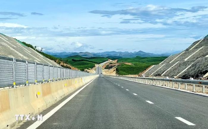 Đoạn cao tốc Vạn Ninh-Cam Lộ. (Ảnh: Nguyên Linh/TTXVN)