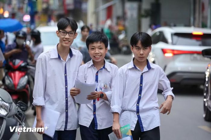 Các sỹ tử kết thúc kỳ thi tốt nghiệp năm 2025 tại điểm Trường Trung học phổ thông Mỹ Đình. (Ảnh: Hoài Nam/Vietnam+)