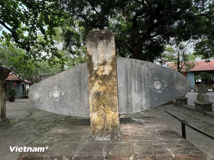 Khánh đá cổ thời Vĩnh Trị tại đền Đậu An. (Nguồn: Vietnam+)