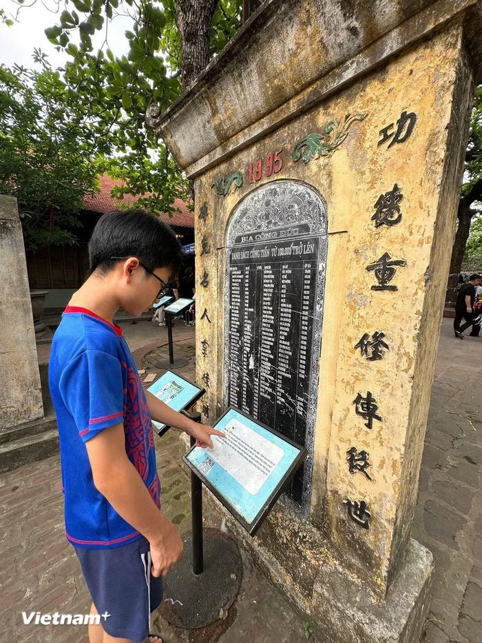 Du khách đến tham quan lễ hội và chiêm bái, tìm hiểu đền Đậu An. (Nguồn: Vietnam+)