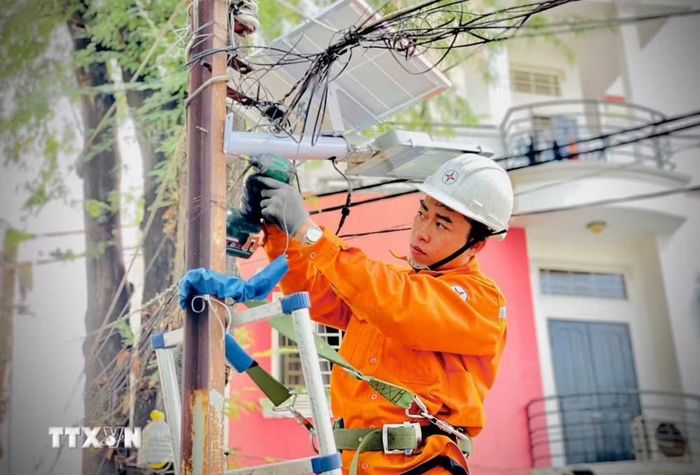 Nhân viên ngành điện Thành phố Hồ Chí Minh cải tạo lưới điện. (Ảnh: Thanh Vũ/TTXVN)