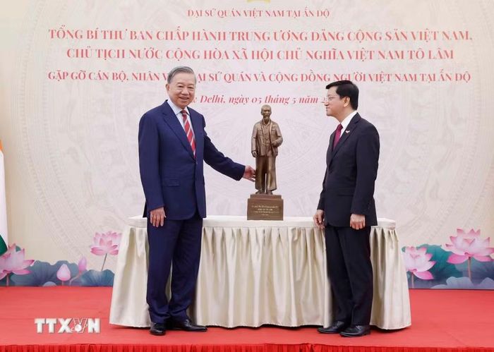 Tổng Bí thư, Chủ tịch nước Tô Lâm tặng bức tượng Chủ tịch Hồ Chí Minh cho Đại sứ quán Việt Nam tại Ấn Độ. (Ảnh: Thống Nhất/TTXVN)