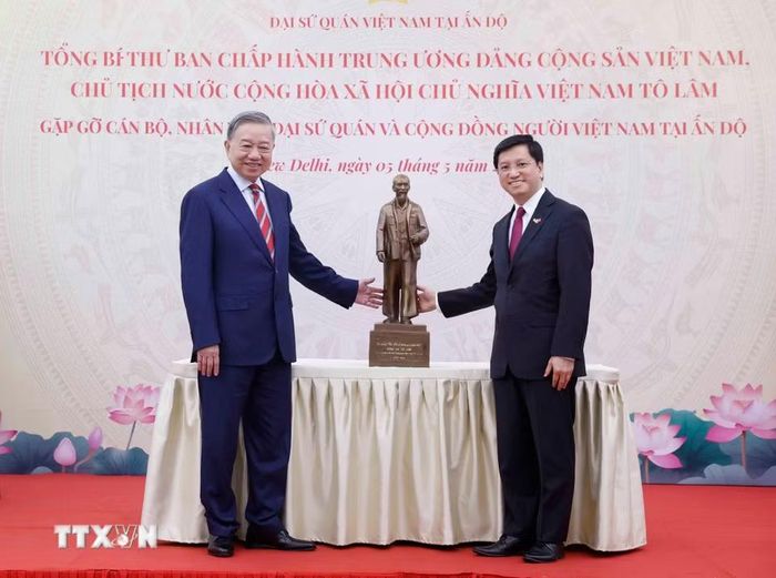 Tổng Bí thư, Chủ tịch nước Tô Lâm tặng bức tượng Chủ tịch Hồ Chí Minh cho Đại sứ quán Việt Nam tại Ấn Độ. (Ảnh: Thống Nhất/TTXVN)