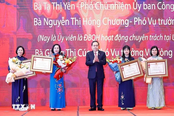 Chủ tịch Quốc hội Trần Thanh Mẫn trao Huân chương Lao động hạng Ba của Chủ tịch nước tặng các cá nhân có thành tích xuất sắc. (Ảnh: Doãn Tấn/TTXVN)