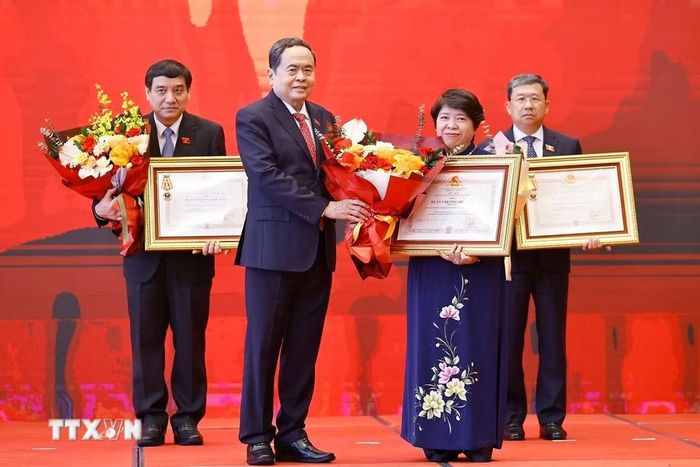 Chủ tịch Quốc hội Trần Thanh Mẫn trao Huân chương Độc lập hạng Ba của Chủ tịch nước tặng Ủy ban Xã hội của Quốc hội (giai đoạn 1964-2024). (Ảnh: Doãn Tấn/TTXVN)