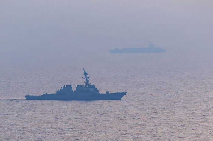 Lực lượng Mỹ tuần tra trên Biển Arab gần tàu M/V Touska vào ngày 19/4/2026, sau khi con tàu treo cờ Iran này bị cáo buộc tìm cách vi phạm lệnh phong tỏa hải quân của Mỹ. Ảnh: Hải quân Mỹ