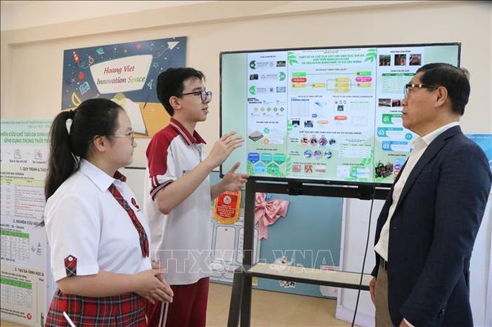 Đồng hành, trao đổi với học sinh về dự án nghiên cứu khoa học, kỹ thuật.