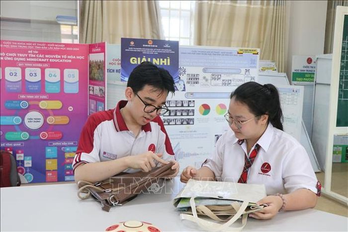 Dự án “Thiết kế và chế tạo vật liệu sinh học giả da dựa trên Hemicellulose và Cellulose Nanofiber từ vỏ sầu riêng” của 2 học sinh Trường TH, THCS, THPT Hoàng Việt (phường Tân An) giành giải Nhì tại Cuộc thi nghiên cứu khoa học, kỹ thuật cấp quốc gia năm học 2025–2026.