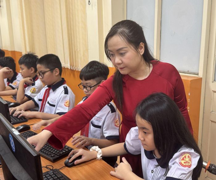 Học sinh trường Tiểu học Nguyễn Bỉnh Khiêm (phường Sài Gòn) trong giờ học tin học.