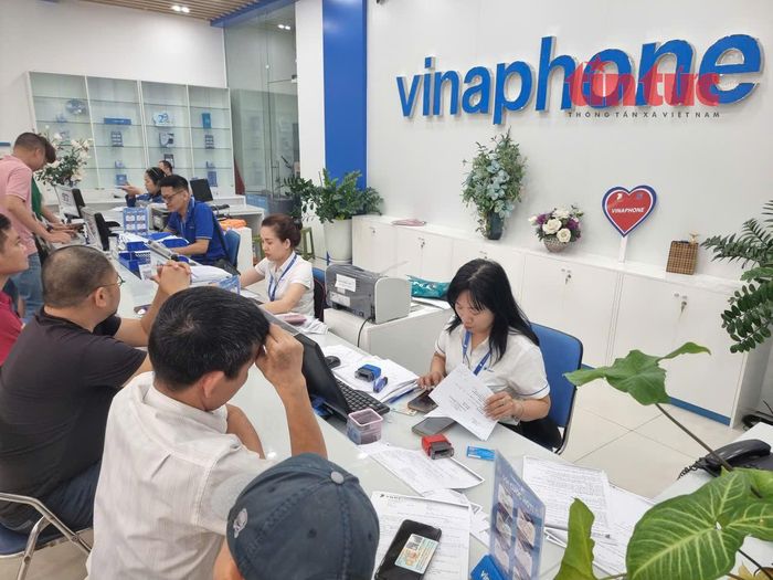 Người dùng xác thực thuê bao tại các điểm giao dịch của nhà mạng.