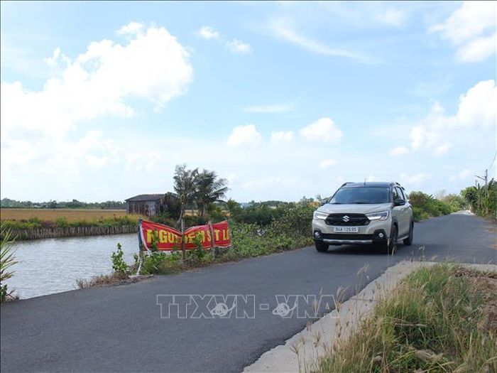 Nhiều vị trí sạt lở đã được lắp biển cảnh báo để các phương tiện chú ý an toàn khi di chuyển qua đoạn đường bị sạt lở.