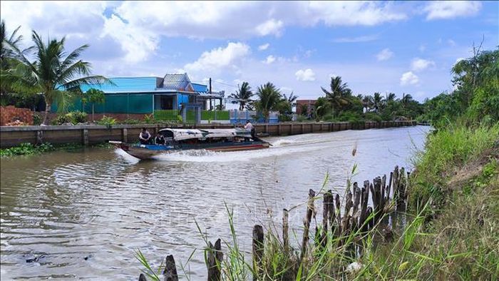 Một đoạn kênh Nước Mặn - Phú Tòng đã được đầu tư xây dựng và hoàn thành một đoạn kè bê tông cốt thép, giúp bảo vệ cuộc sống người dân trước nguy cơ sạt lở.