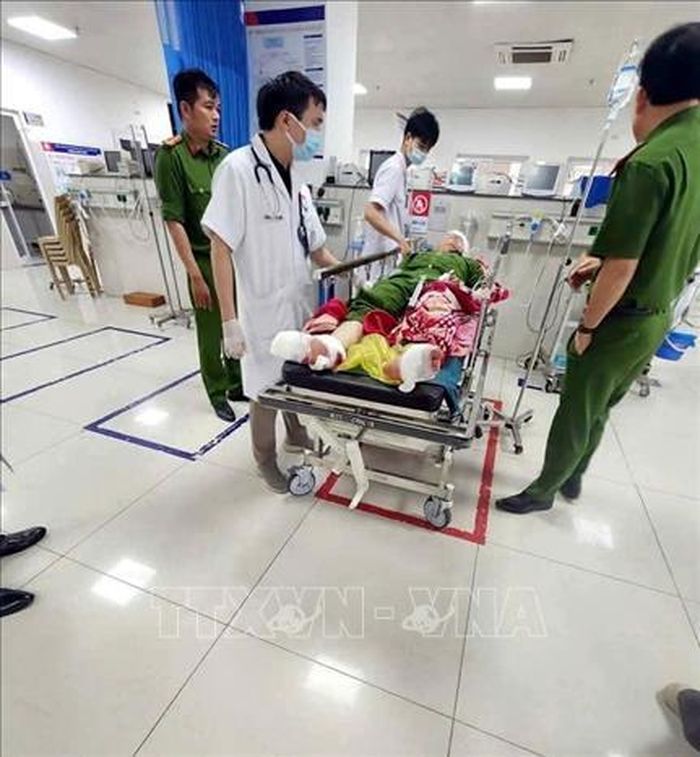 Đại úy H.T.H được cấp cứu tại bệnh viện Việt Nam - Cuba Đồng Hới. Ảnh: TTXVN phát
