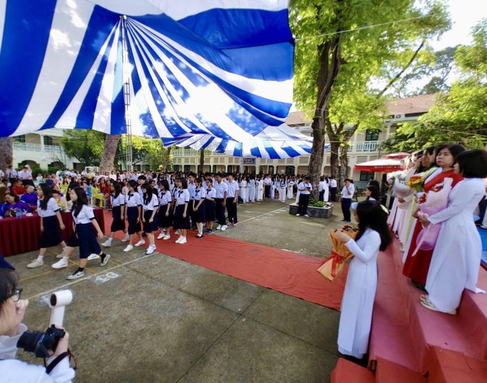 Nghi thức chào đón các em học sinh lớp 10 năm học 2025 - 2026 tại trường THPT Lê Quý Đôn (phường Xuân Hòa).