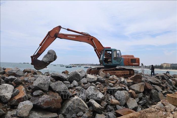 Máy múc thả đá hộc để thi công tuyến đê ngầm giảm sóng ở khu vực ngoài khơi biển Cửa Đại, thành phố Đà Nẵng. Ảnh: Đỗ Trưởng/TTXVN