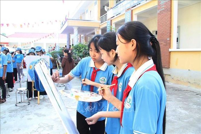 Học sinh trường THCS Nhữ Khê (Tuyên Quang) tham gia vẽ tranh hưởng ứng Tuần lễ Quốc gia nước sạch và vệ sinh môi trường nông thôn năm 2026. Ảnh: Hoàng Hải/TTXVN